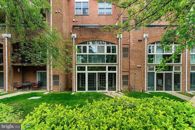 Building Photo - 6908 Fairfax Dr