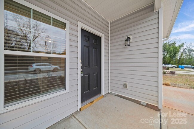 Building Photo - 916 S Battleground Ave