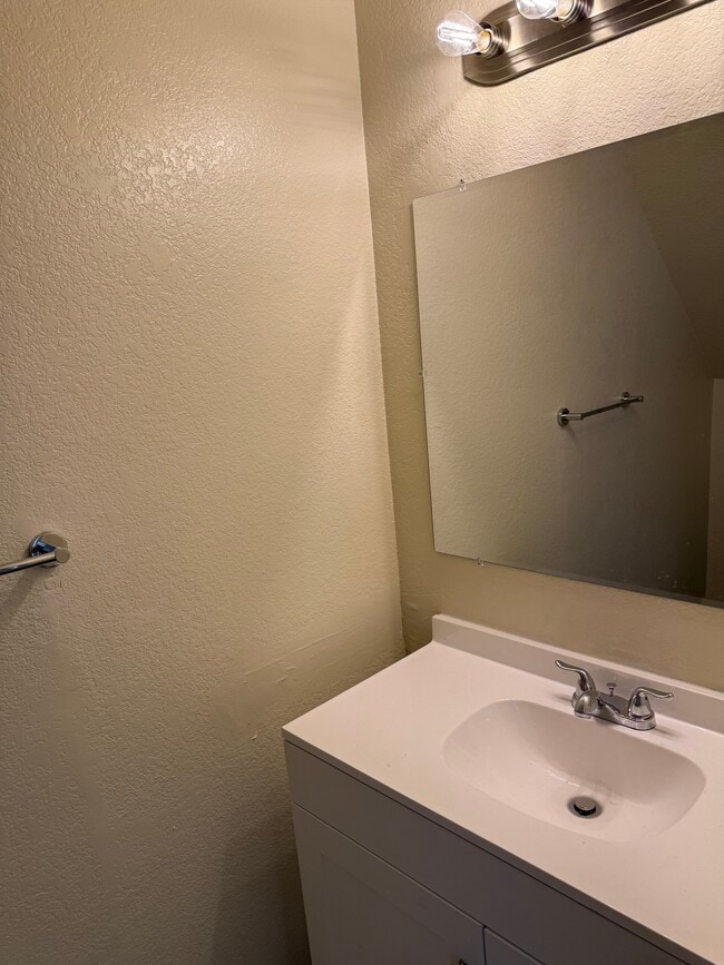 Tocador de baño de invitados - 8900 Foothill Blvd