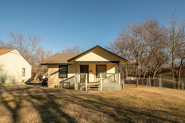 Building Photo - 2 Bed 1 Bath Tulsa Rental Home