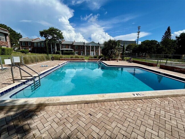 Foto del edificio - 5850 Cypress Gardens Blvd