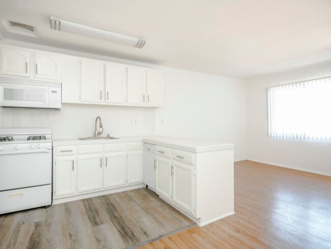 Foto del edificio - 5725-29 Vineland Ave