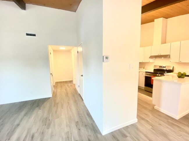 Building Photo - 692 Cabot Way