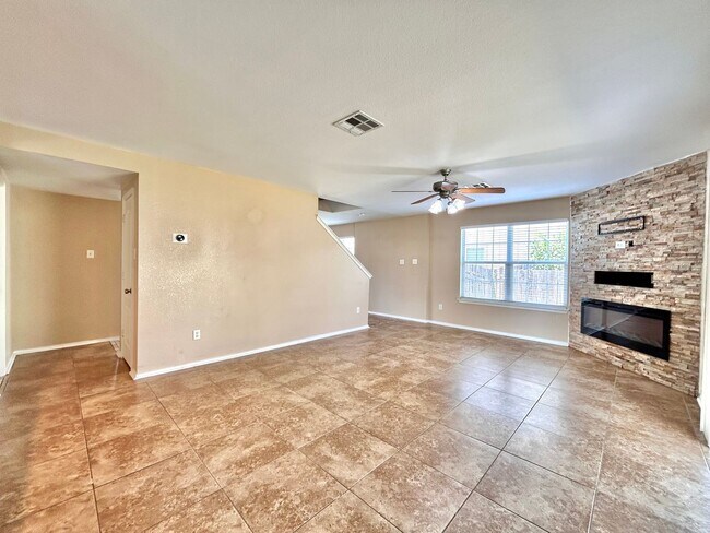 Building Photo - Spacious 4/BR 2.5/BA Home with Large Fence...