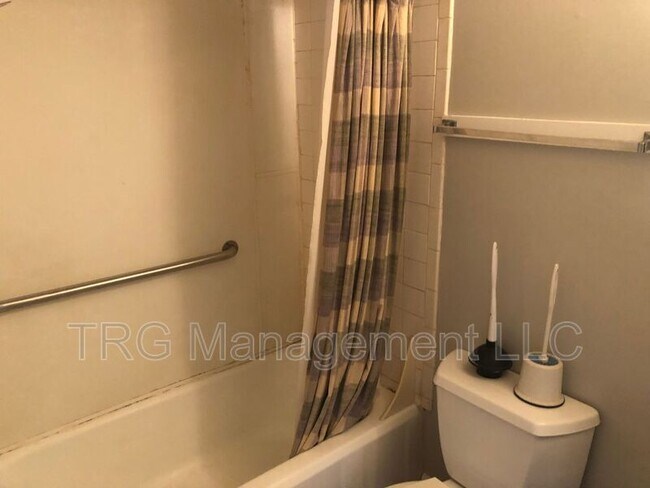 Building Photo - 725 Greenwood