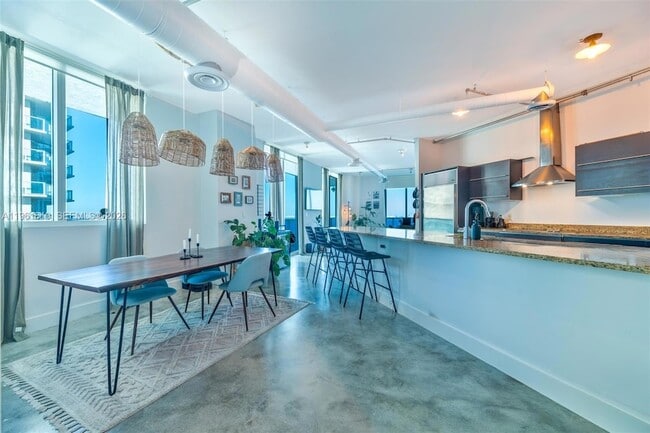 Foto del edificio - 700 NE 25th St