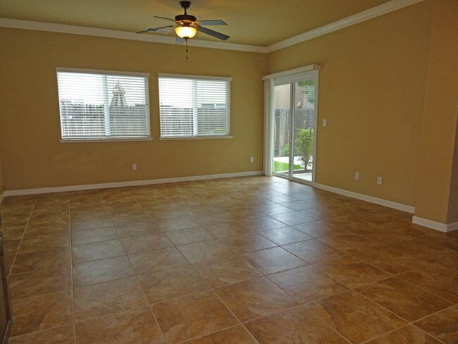 Building Photo - Lovely Gated Community 4/3 Home in Roseville!