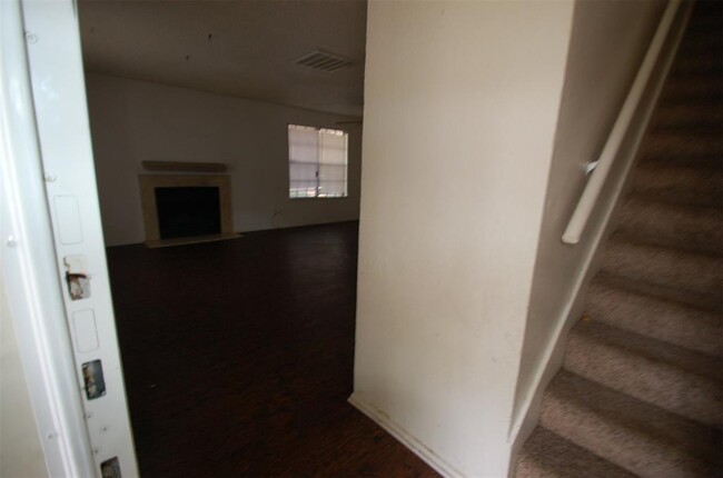Building Photo - 606 Starlinda Ct