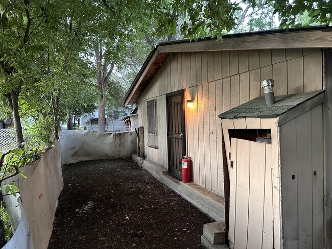 Building Photo - 601 Cantrell Dr