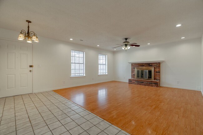 Foto del edificio - Beautiful 4BR Home Near UofA Campus! Lawn Care Included