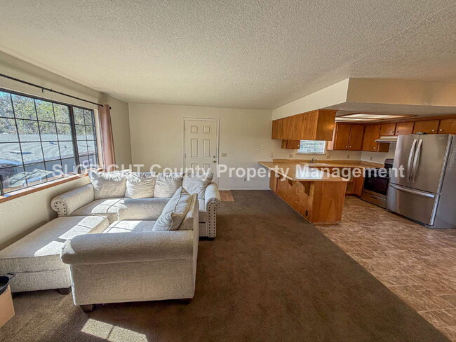 Building Photo - LEASE PENDING- Charming Home with Private Yard in Atascadero - 2 Bed / 1 Bath