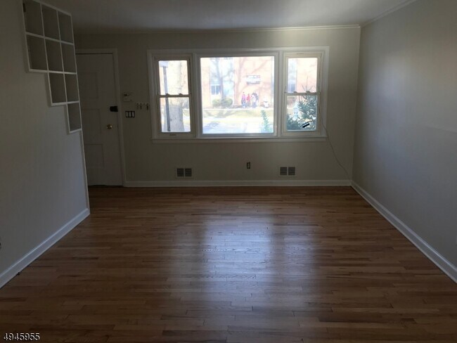 Building Photo - 568 Willow Ave