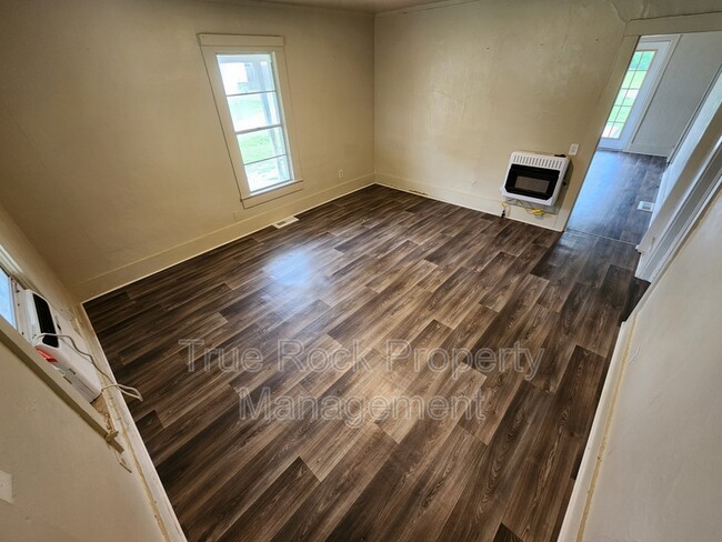 Building Photo - 1111 N Oak Ave