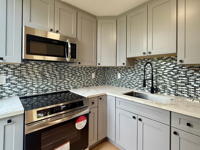 Building Photo - Charming Remodeled 1 Bedroom 1 Bathroom Up...