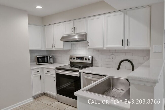 Building Photo - 700 Daniel Ellis Dr