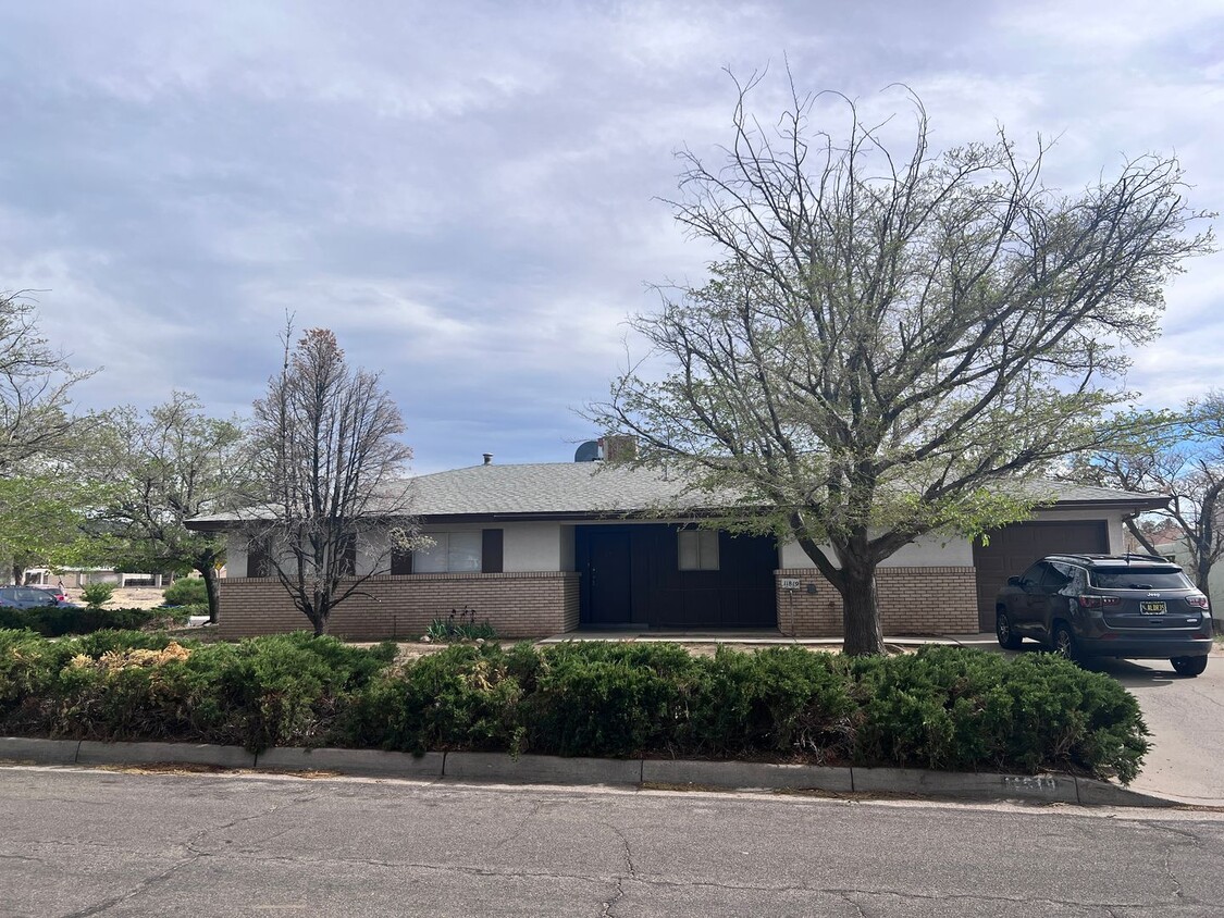 Primary Photo - 3 Br, 1.75 Ba, 2 living areas, den with fi...