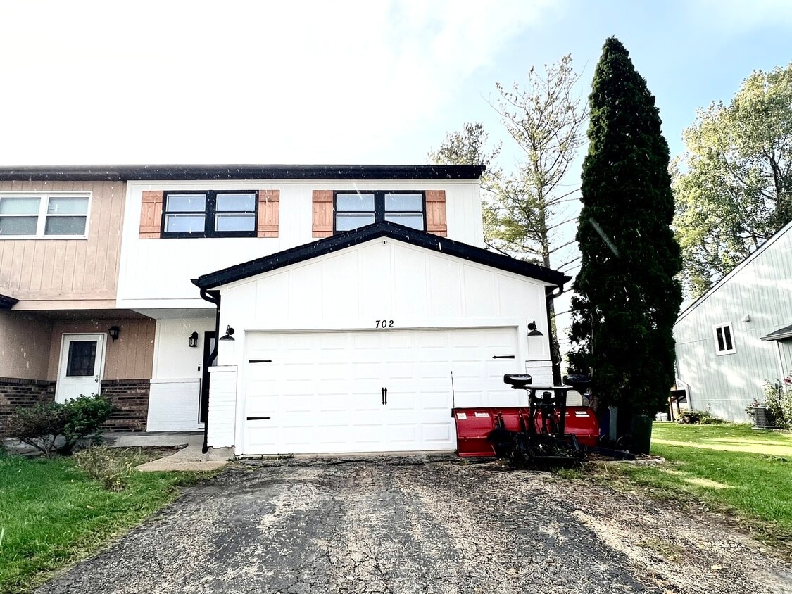 702 Dean St, South Elgin, IL 60177 Condo for Rent in South Elgin, IL