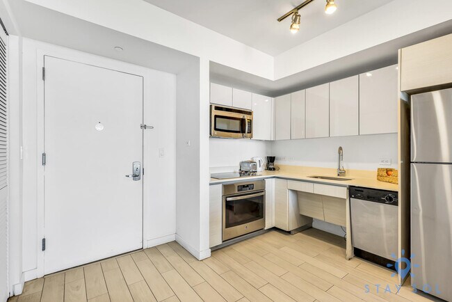 Building Photo - 2602 E Hallandale Beach Blvd