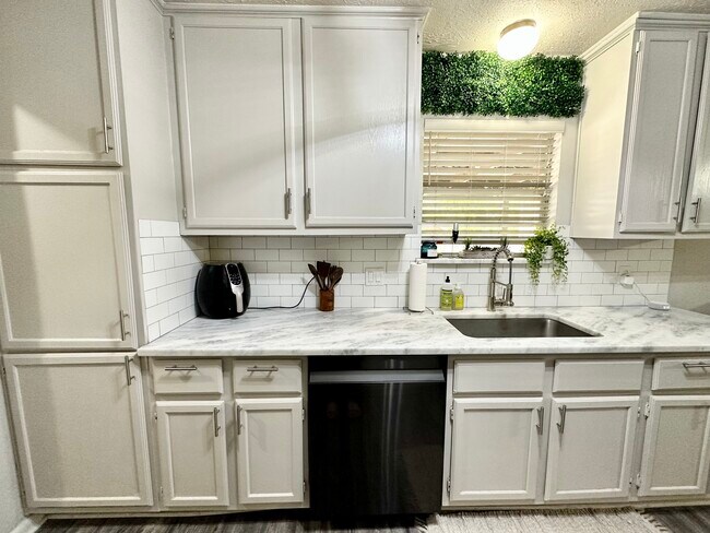 Building Photo - 2709 Allen Forest Dr