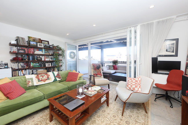Foto del edificio - 834 Sterling Pl