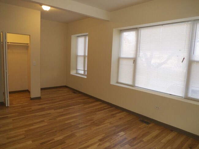 Foto del edificio - 1366 N Hamlin Ave
