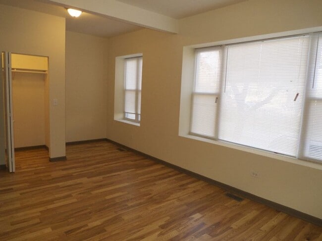 Building Photo - 1366 N Hamlin Ave
