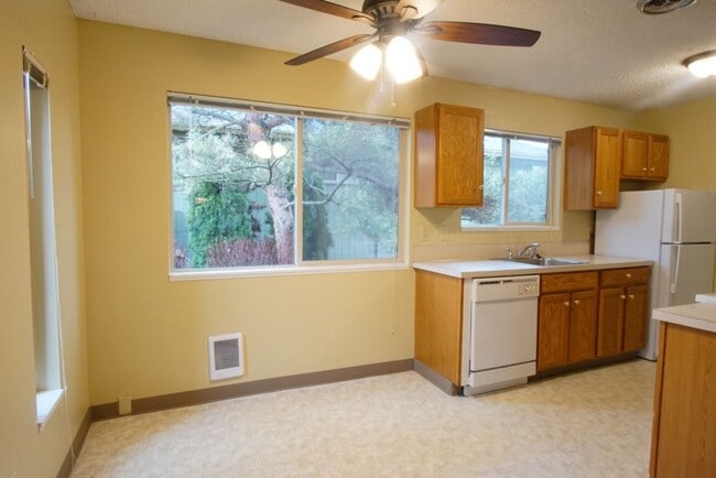 Building Photo - Close-in SE: Garden Level 1 Bdr w/ DW, Pri...