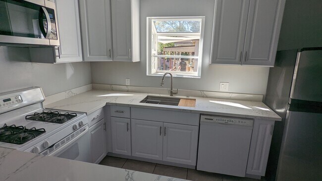 NEWYLY REMODELED Kitchen - 2003 N Summit Ave