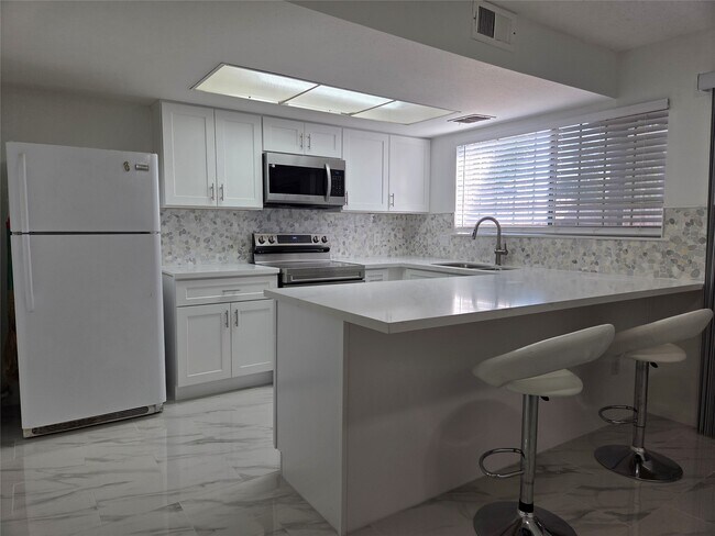 Building Photo - 12177 Sharpview Dr