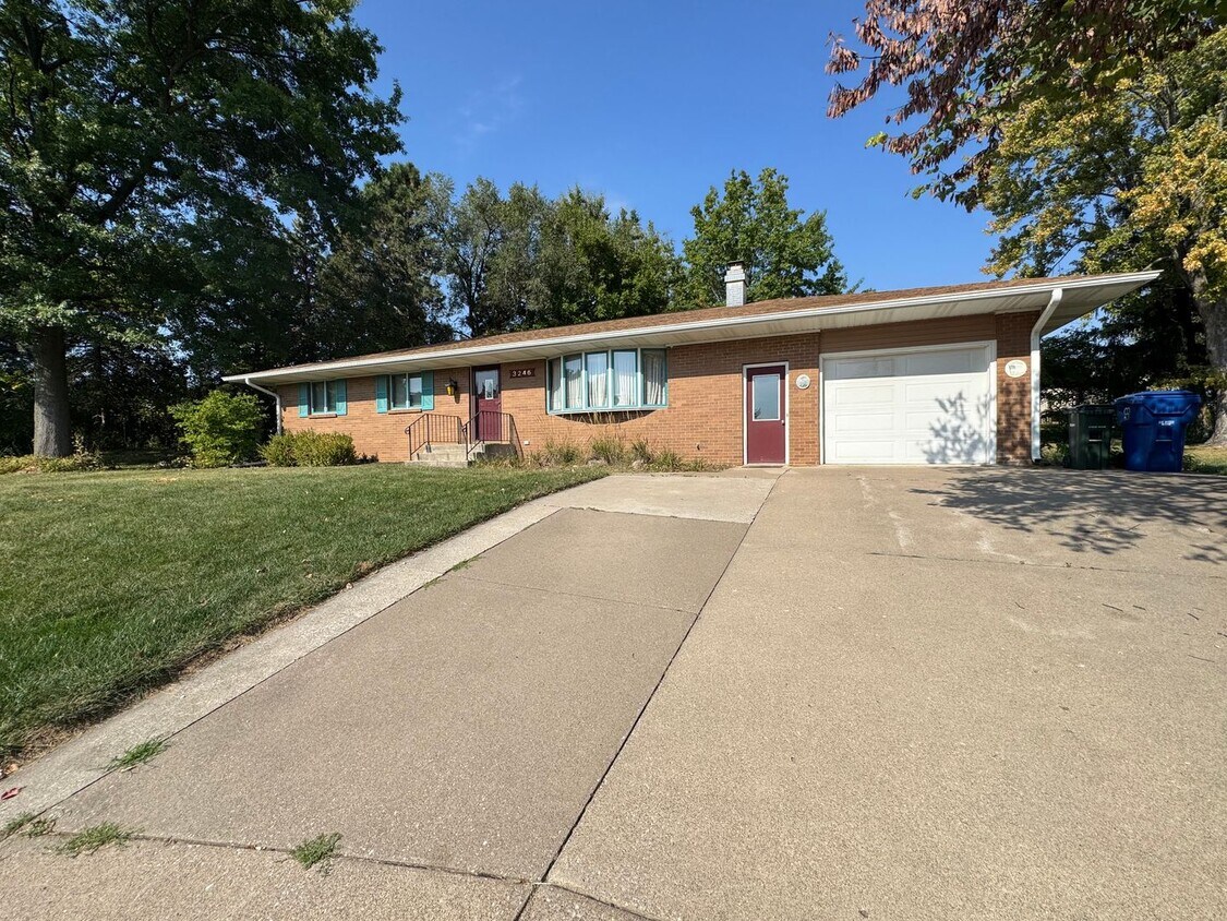 Primary Photo - 3 bedroom 2 bath home with a bonus room in...