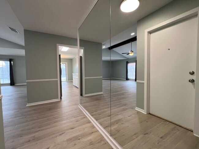 Foto del edificio - UPDATED HOME IN FLOUR BLUFF - OFFERING GRE...
