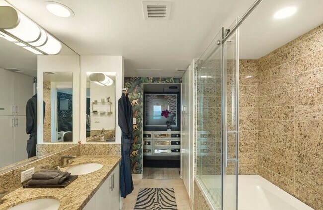 Building Photo - 13700 Marina Pointe Dr