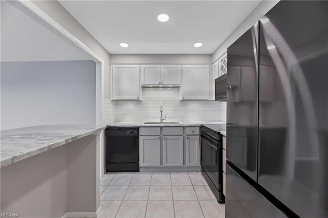 Building Photo - 12500 Edgewater Dr