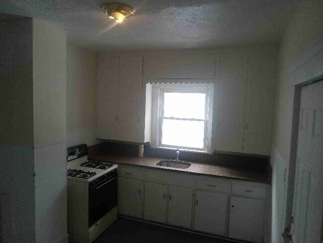 Building Photo - 49 E Archwood Ave