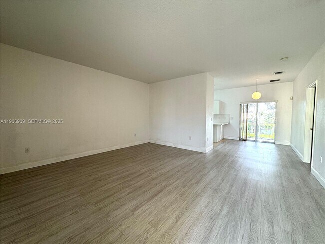 Foto del edificio - 2590 NE 3rd Dr