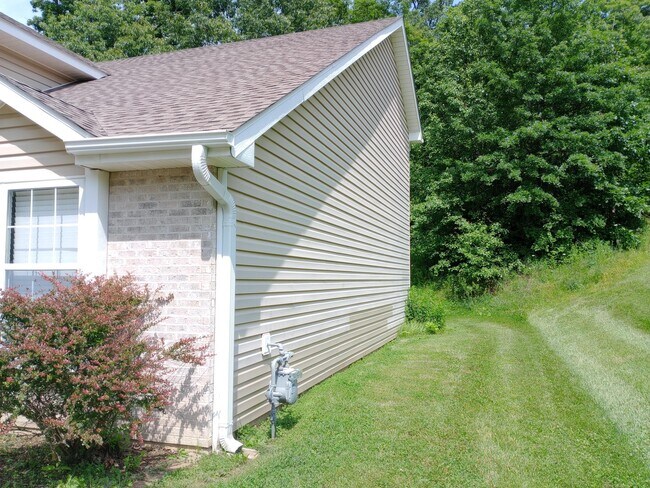 Foto del edificio - 702 Upland Creek Rd