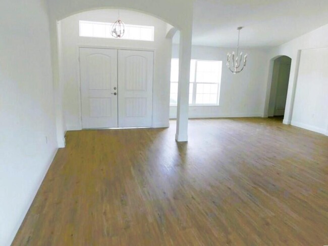 Building Photo - 1358 Schumann Dr