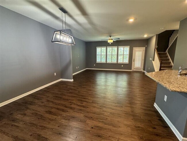 Building Photo - 3 Bedroom, 2 1/2 Bath End Unit Townhouse i...