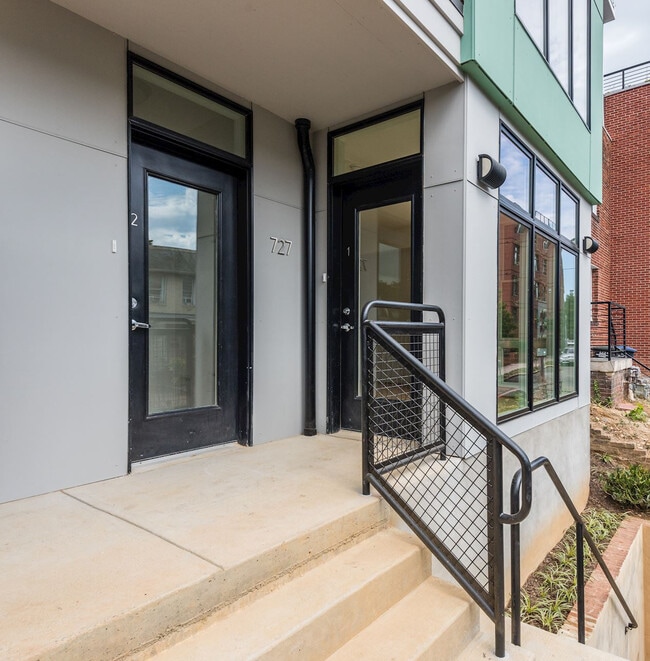 Building Photo - 727 Hobart Pl NW