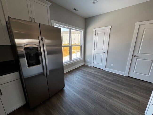 Foto del edificio - New Construction Townhomes in Evington-Cam...