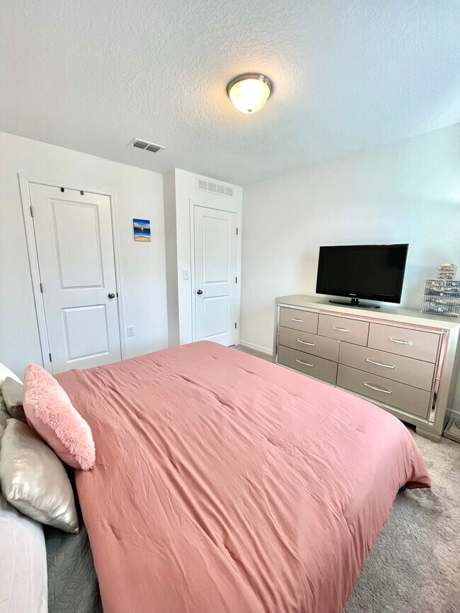 Foto del edificio - 553 Madison Dr