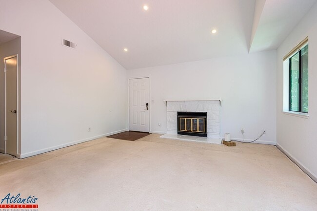 Building Photo - Beautiful Condo | Central A/C | Private Ba...