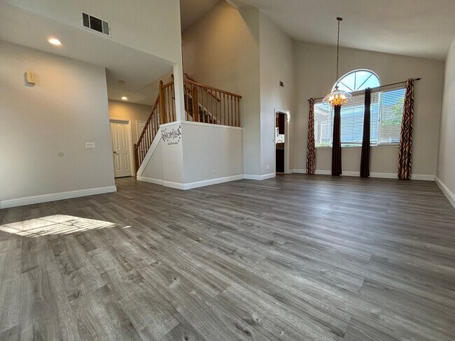 Building Photo - Beautiful 4 Bedroom 2.5 Bath home in Oakley
