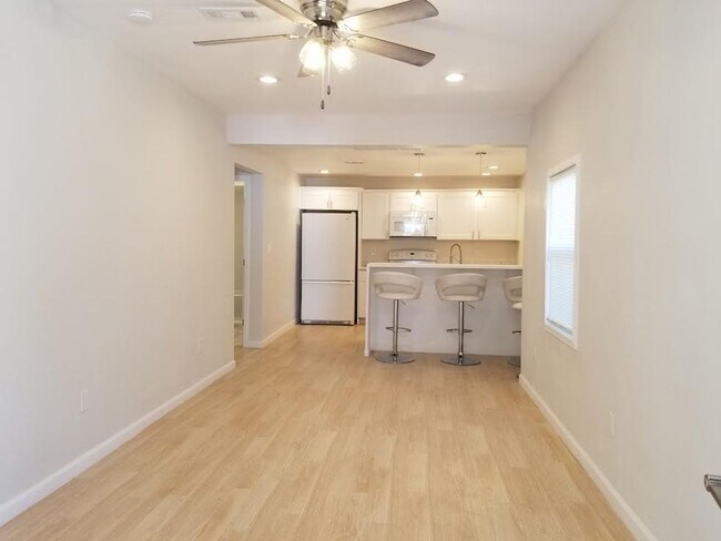 Building Photo - Remodeled 2 Bedroom- Minutes from Las Vegas Strip!!
