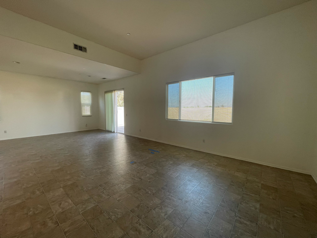 Building Photo - Beautiful 4 bedroom / 2.5 baths single sto...