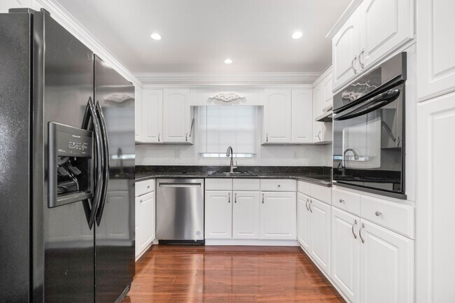 Foto del edificio - Beautiful 4 BR/2 BA Single-Family Home in ...