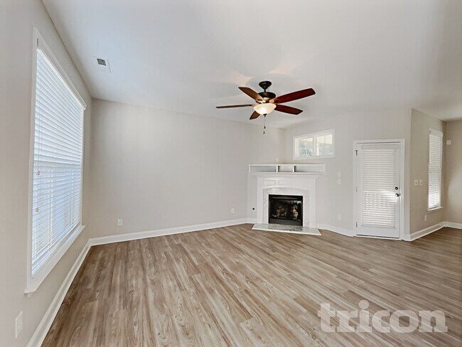 Foto del edificio - 553 McCarthy Dr