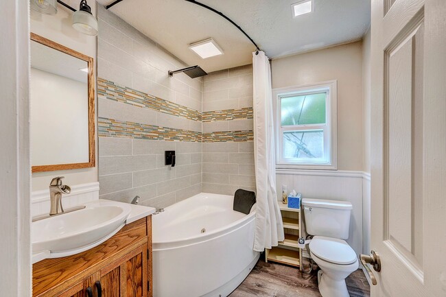 Building Photo - Bothell Rambler