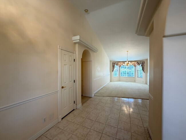 Foto del edificio - SPACIOUS HOME FOR RENT!