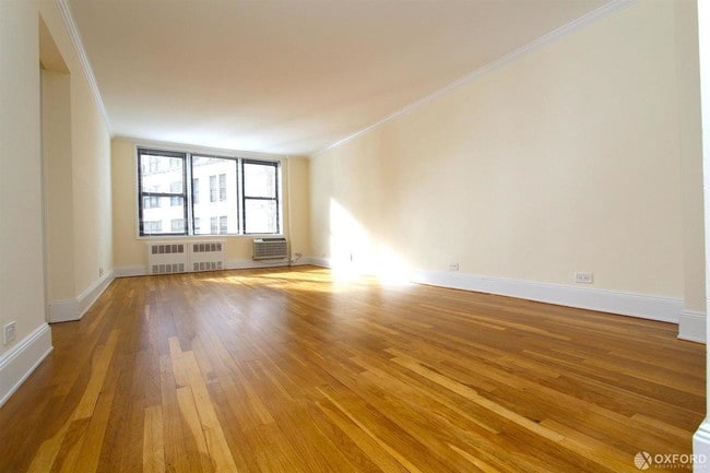 Foto del edificio - 319 W 13th St